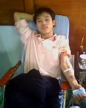 Hoàng Đình Nam trong 1 lần hiến máu nhân đạo